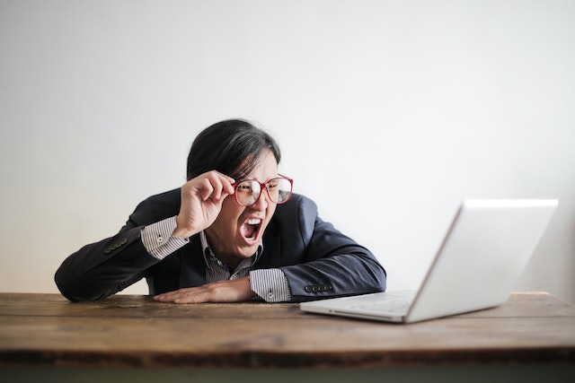 A woman in a suit screaming at a laptop.(Take it easy if you mix a few grammatical cases up!)