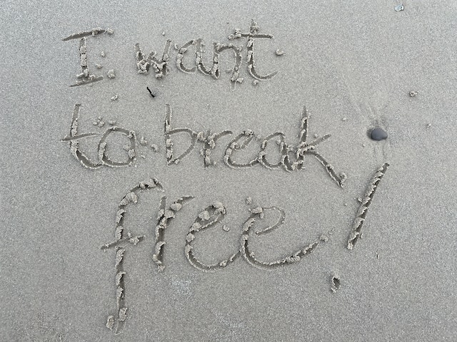 Writing in the sand that says: "I want to break free!"(Serbian learning tips: learn to say what you want in Serbian!)