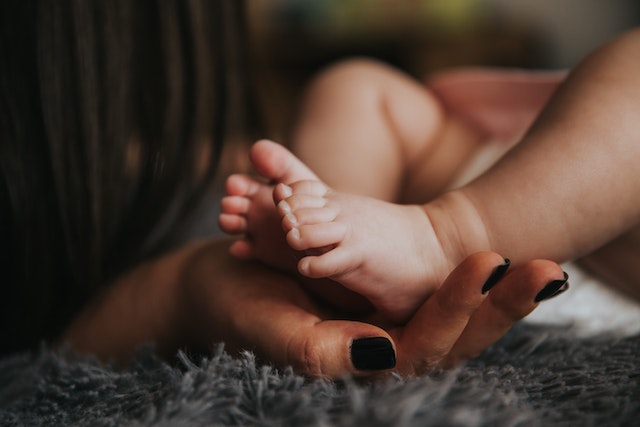 Baby's feet held by the mother's hand
(Learning Serbian through life:
Women shouldn't be the only ones to sacrifice for the family!)