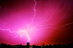 Serbian lessons for foreigners: A pink sky with a lightning bolt above the city.