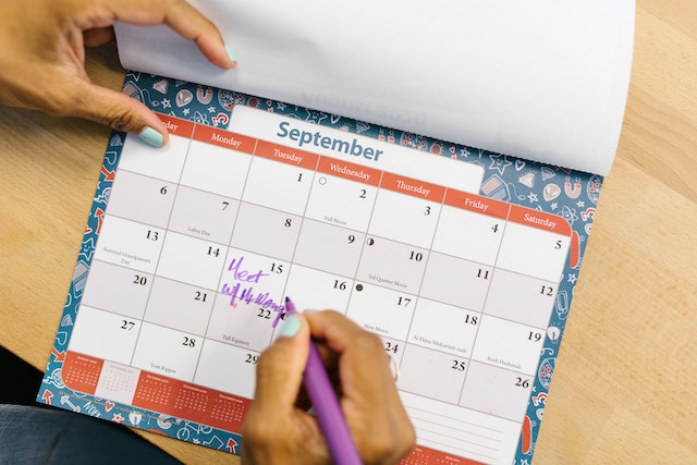 An open calendar that shows September. A person is noting something for the 15th September using a purple pen.
(Try to describe (in Serbian) something that will happen in September!)