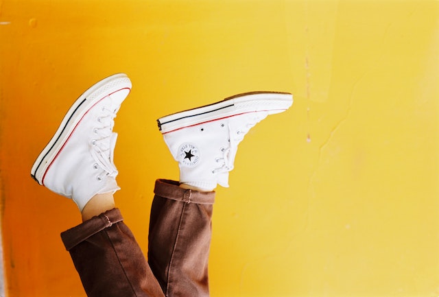 Yellow background, and legs in white Converse shoes and brown pants.
Did you learn Serbian way to say "Converse shoes"? It's starke (because of the star in the logo!)
