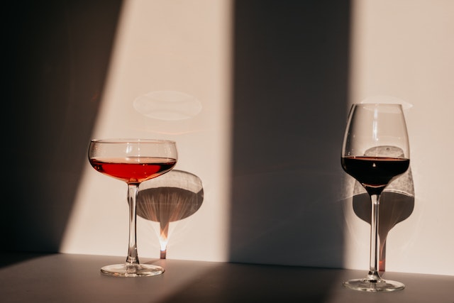 Two glasses of wine - one is filled with rose, and the other with red wine.
(The differences between šta and što in Serbian and Croatian are just enough to confuse you!)