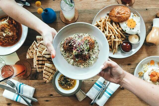 How to Compliment in Serbian: Master These 6 Types od Serbian Compliments 2 how to compliment in serbian serbian compliments dishes on a plate hands