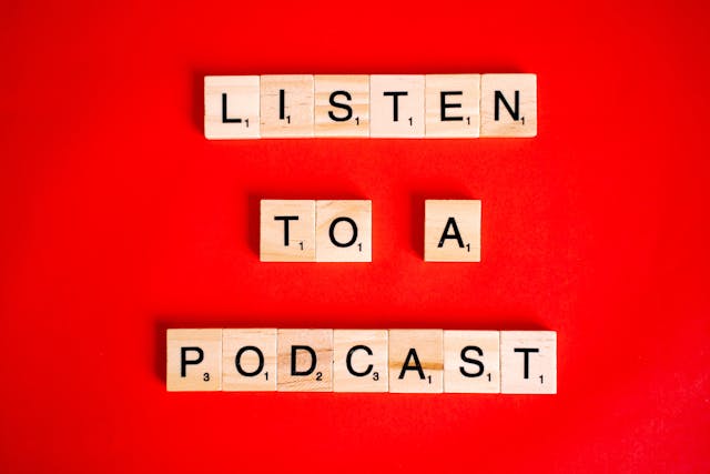 Discover 9 Fantastic Serbian Podcasts! 2 serbian podcasts listen to a podcast written on wodden blocks