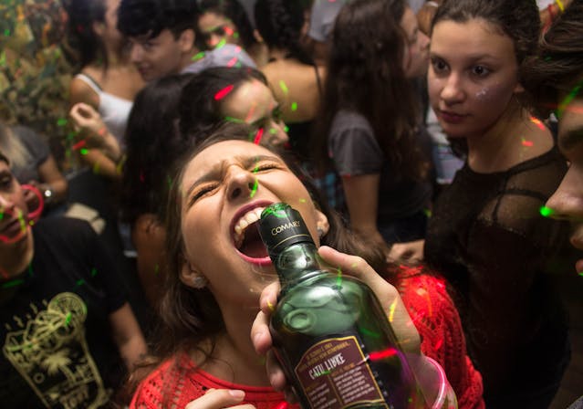 Speak Like Natives: The Word PA in Serbian 3 pa in serbian pa meaning in serbian party girl drinking other girl looking at her and judging