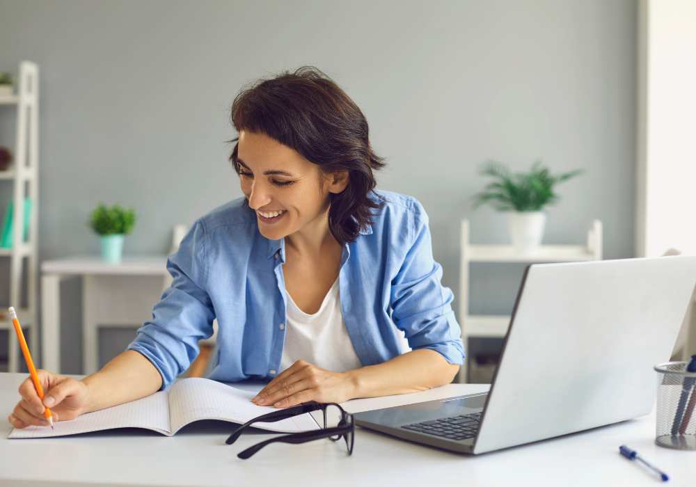 Serbian A2.1 Pre-Intermediate Course 2 woman learning with serbian pre-intermediate course