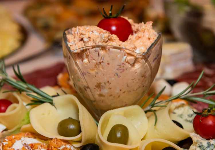 Here Are The 10 Exquisite Serbian Appetizers! 7 serbian urnebes salad