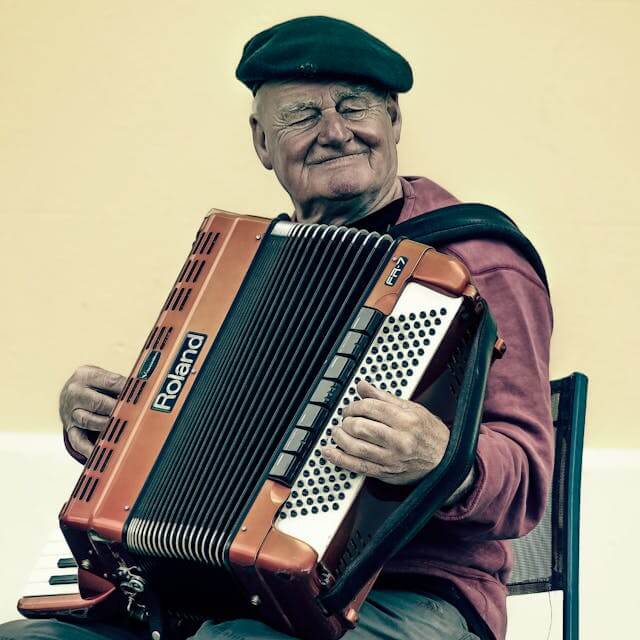 What’s Kafana Culture: 6 Essential Landmarks to Enjoy it Completely! 4 kafana culture man playing accordion